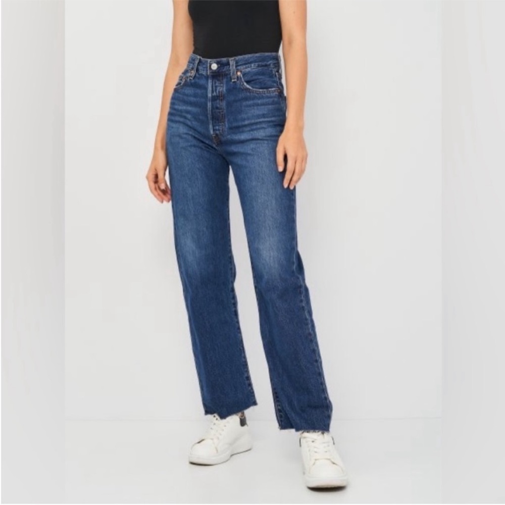 Levi’s • 501 raw hem dark wash jeans sz 31